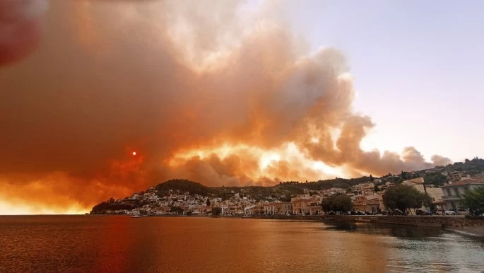 Φωτιά στη Λίμνη Ευβοίας: Μήνυμα του 112 για εκκένωση δύο χωριών -Κάηκαν πάνω από 150 σπίτια και 20.000 στρέμματα γης